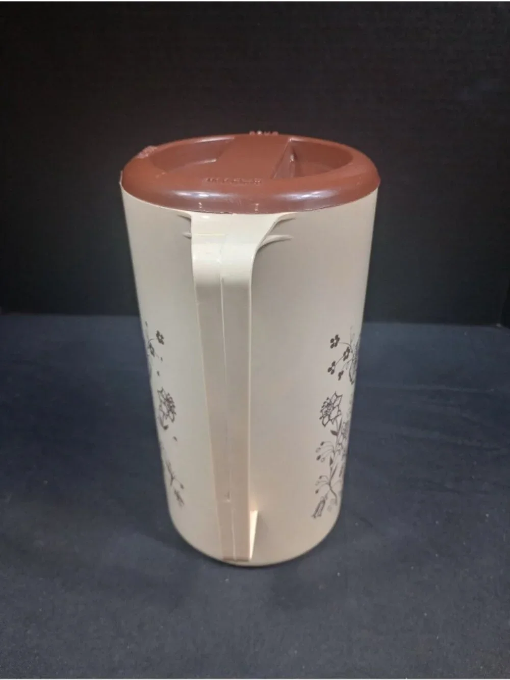 Vintage Retro Boho 1970s Era Two Tone Plastic  2 Quart Lidded  Drink Picture